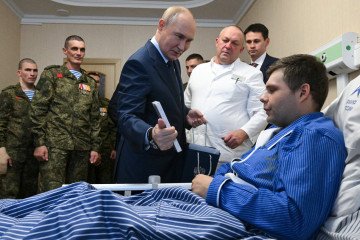 Russian leader Vladimir Putin brings a medal as he visits servicemen at a military hospital in Moscow on October 29, 2025. Illustrative image. (Photo: Kristina Kormilitsyna/AFP via Getty Images)