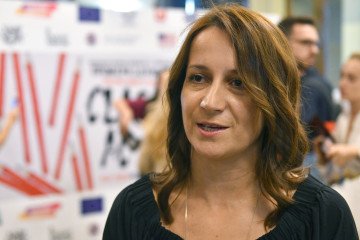 A project curator Natalya Vorozhbyt speaks to an AFP journalist before the premiere of the festival called "Class Act: East-West" in Kyiv. (Source: Getty Images)