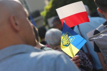Russia’s Anti-Ukrainian Disinformation Surges in Poland by More Than 250% Using Warsaw-Kyiv Dispute Participants in a pro-Ukrainian demonstration under the slogan "Don't Be Indifferent" opposing xenophobic attacks on Ukrainians gather at Szczepanski Square in Krakow, Poland. (Source: Getty Images)