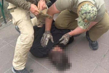 SBU counterintelligence officers detain the FSB operative near her intended target’s workplace in Kyiv. (Source: Security Service of Ukraine)