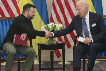 Biden Apologizes to Zelenskyy and Ukrainian People for the Delay in Supplying US Weapons to Ukraine