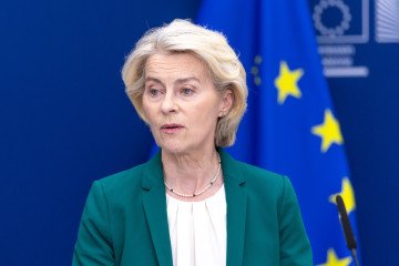 Fotografía de la presidenta de la Comisión Europea, Ursula von der Leyen, ofreciendo una declaración a la prensa antes de su reunión con el secretario general de la OTAN, Mark Rutte, en Bruselas, Bélgica, el 2 de septiembre de 2026.