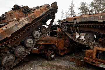 Tanques y vehículos blindados rusos destruidos y abandonados tras la retirada y el cerco de las fuerzas ucranianas en la ciudad de Lyman, región de Donetsk.