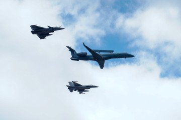 An Embraer E-145H aircraft flies over Athens, Greece, escorted by two Dassault Rafale fighter jets. Illustrative photo. (Source: Getty Images)