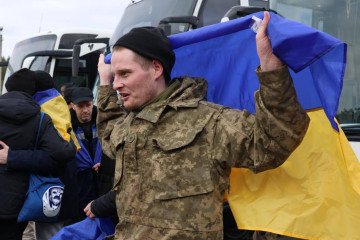 soldados ucranianos liberados de cautiverio ruso intercambio prisioneros