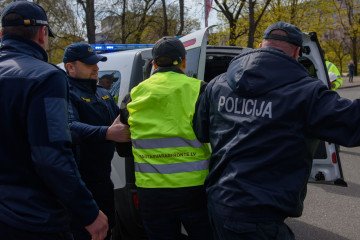An activist of the Latvian "People's Power Front" is detained by the police next to the Freedom Monument in Riga, Latvia, on May 1, 2020. Illustrative photo. (Source: Getty Images)