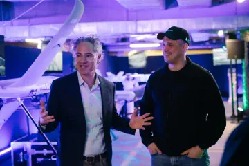 El Ministro Mykhailo Fedorov y Alex Karp (Palantir) revisando datos operativos en una pantalla táctil durante su reunión en Kyiv