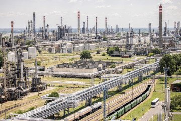 Hungary Turns to Shell in $2B Gas Deal, First Major Step to Ease Russian Dependence Hungary Turns to Shell in $2B Gas Deal, First Major Step to Ease Russian Dependence