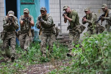 Former prisoners who signed a contract to join the Ukrainian army do tactical military training on June 15, 2024, in the Dnipropetrovsk region, Ukraine. (Source: Getty Images)
