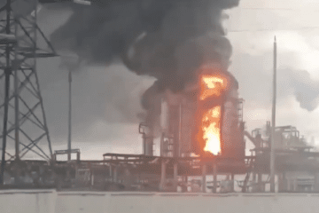 Fire at the Lukoil-Permnefteorgsintez facility in the Russian city of Perm, April 30, 2026. (Photo: open source)