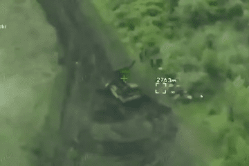 Drone targeting footage captures Ukrainian Border Guard pilots from the “Phoenix” unit locking onto a Russian 2S7 “Pion” artillery system on the Lyman axis. (Source: State Border Guard Service of Ukraine)