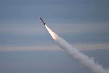Ukraine to Receive Hundreds of PAC-2 and PAC-3 Missiles in Major Air Defense Boost A PAC-2 ATM missile launched from a Patriot rocket launcher of the Romanian army flies through the sky during an army drill at the Capu Midia military shooting range next to the Black Sea November 15, 2023. Illustrative photo. (Source: Getty Images)