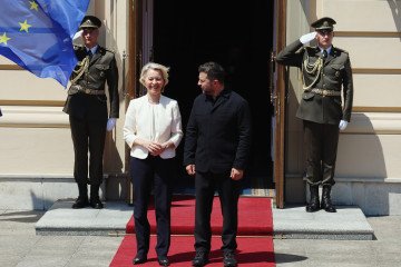 Ukraine Secures €90 Billion Loan Support in High-Level EU Financial Talks European Commission President Ursula von der Leyen and Ukrainian President Volodymyr Zelenskyy. (Source: Getty Images)