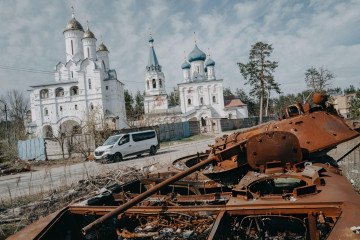Un tanque ruso destruido en Sviatohirsk, Donetsk Oblast, con el monasterio de la Lavra al fondo durante la invasión de Ucrania en abril de 2026.