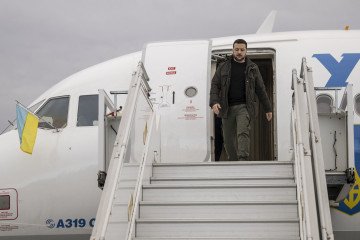 Ukrainian president Volodymyr Zelenskyy steps out of his plane. (Source: Getty Images)