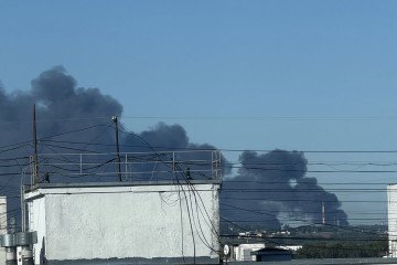 Black smoke rises over an industrial area following Ukrainian drone strike on the Slavneft-YANOS oil refinery in Yaroslavl, Russia, on August 28, 2026. (Source: Special Kherson Cat/X)