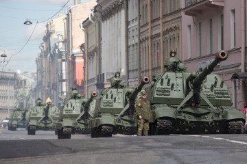 Russian 2S19 Msta-S self-propelled artillery systems during a Victory Day parade rehearsal in St. Petersburg, Russia, April 2017. (Source: Getty Images)