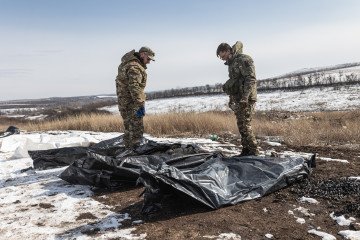 Voluntarios de Ucrania trasladan restos de militares rusos para su identificación y repatriación en la región de Donetsk