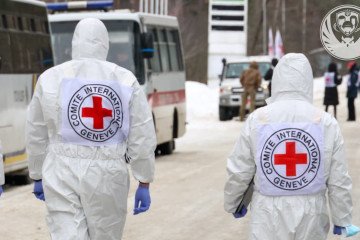 Red Cross personnel arriving to assist in the repatriation process of fallen soldiers. (Source: Coordination Headquarters for the Treatment of Prisoners of War)