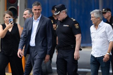 Pedro Sánchez y Fernando Grande-Marlaska en la valla fronteriza del Tarajal en Ceuta El presidente del Gobierno español Pedro Sánchez y el ministro del Interior Fernando Grande-Marlaska caminan junto a la valla fronteriza del Tarajal en Ceuta