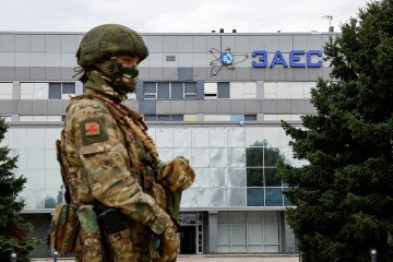 A Russian serviceman stands guard outside the Zaporizhzhia Nuclear Power Plant in occupied Enerhodar. (Photo: open source)