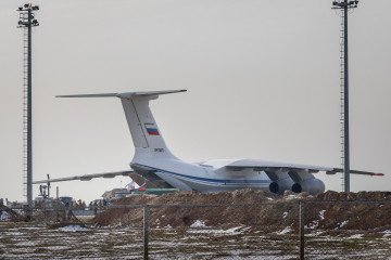A Russian transport plane evacuates personnel January 24, 2026 in Qamishli, Syria. Illustrative image. (Photo: Getty Images)