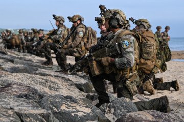 French troops land from the Navy’s "Mistral" vessel at Omaha Beach during the 80th D-Day anniversary. Illustrative photo. (Source: Getty Images)