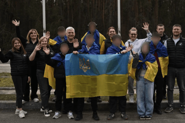 Ukrainian children and accompanying adults pose with Ukrainian flags. Illustrative image. (Source: Ombudsman of Ukraine) Ukrainian children and accompanying adults pose with Ukrainian flags. Illustrative image. (Source: Ombudsman of Ukraine)