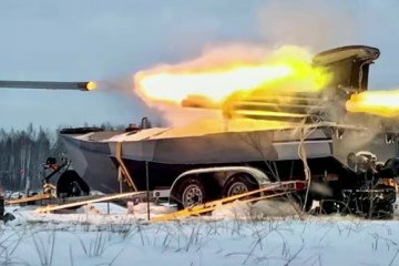 Un dron marítimo ucraniano armado con lanzaderas RPV-16 dispara un misil guiado contra una plataforma rusa, vídeo