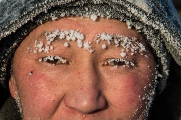 Villagers in Yakutia, a part of Siberia located not far from the Chinese border, cut ice blocks from a frozen lake near Oy to collect drinking water during extreme winter cold, November 27, 2018. (Source: Getty Images)