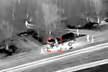 Imágenes de dron muestran un ataque de precisión de las fuerzas ucranianas contra un sistema de artillería ruso.