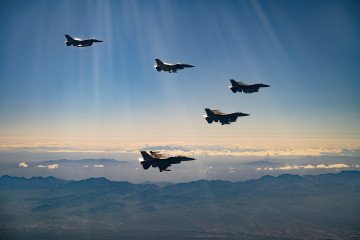 First Group of Ukrainian Pilots Graduate F-16 Training in Arizona