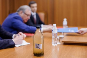 Bottle containing contaminated water from the Dniester River placed on the table during a meeting between Moldovan officials and Russia’s ambassador in Chișinău. (Source: Moldova’s Ministry of Foreign Affairs)