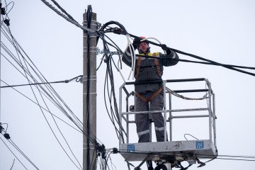 Germany Delivers Over 80 Tons of Vital Energy Infrastructure Aid to Poltava Region A power engineer of DTEK works on an aerial platform to repair power grids. (Source: Getty Images)