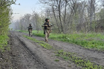 Russia’s Frontline Gains Collapse to Lowest Rate Since Mid-2023 Ukrainian soldiers walk several dozen kilometers on foot to their positions. (Source: Getty Images)