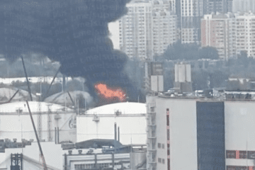 Thick black smoke and orange flames rise from the Moscow oil refinery in Kapotnya following a drone strike, with the city’s high-rise skyline visible in the background. (Source: OSINT channel Supernova+) Thick black smoke and orange flames rise from the Moscow oil refinery in Kapotnya following a drone strike, with the city’s high-rise skyline visible in the background. (Source: OSINT channel Supernova+)