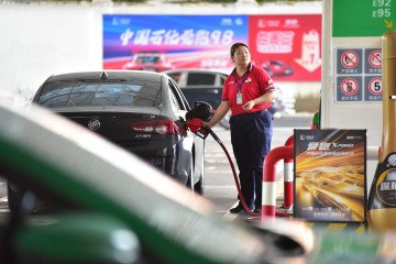 A worker refuels a vehicle at a gas station in Fuyang, Anhui Province, China, on July 3, 2026. Illustrative photo. (Source: Getty Images) A worker refuels a vehicle at a gas station in Fuyang, Anhui Province, China, on July 3, 2026. Illustrative photo. (Source: Getty Images)
