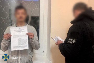 A Russian serviceman suspected of killing five unarmed Ukrainian soldiers and a civilian in the Kharkiv region receives a formal notice of suspicion from the Security Service of Ukraine on October 15, 2026. (Source: Security Service of Ukraine) A Russian serviceman suspected of killing five unarmed Ukrainian soldiers and a civilian in the Kharkiv region receives a formal notice of suspicion from the Security Service of Ukraine on October 15, 2026. (Source: Security Service of Ukraine)