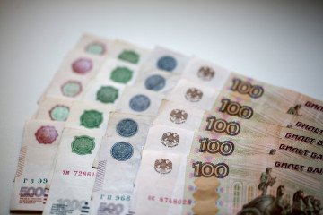A collection of 100 ruble banknotes sit in this arranged photograph in Moscow, Russia, on August 5, 2014. Illustrative image. (Photo: Getty Images)