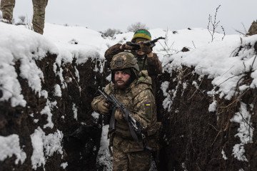 Ukrainian infantry soldiers from the 156th Brigade train at a snow-covered training ground. (Source: Getty Images)