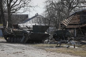 vehiculo blindado ruso destruido Ucrania APC restos combate guerra Rusia Ucrania tanque destruido campo de batalla daños militares Rusia pérdidas equipo militar invasión Ucrania imagen Reuters Gleb Garanich frente Donbás combate intenso