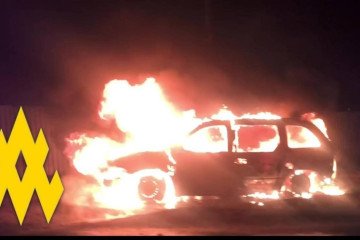 Un grupo de la resistencia ucraniana quema un vehículo ruso equipado con un sistema de guerra electrónica en el Donetsk ocupado