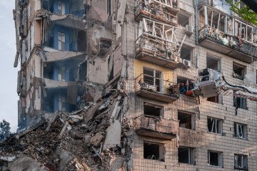 US Embassy Condemns “Senseless” Russian Strike on Kyiv, Backs Ukraine on Day of Mourning