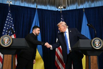 US President Donald Trump and Ukranian President Volodymyr Zelensky shake hands during a press conference following talks at Trump’s Mar-a-Lago residence in Palm Beach, Florida, on December 28, 2025. (Source: Getty Images)