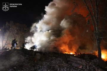 rescatistas trabajan en edificio destruido por misil ruso en kharkiv