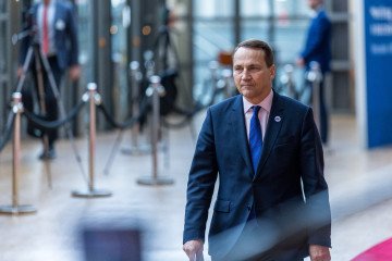 Sikorski Hopes Trump Can Make Putin Abandon “Absurd” Demands on Ukraine