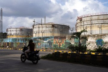 Oil storage tanks at an Indian refinery. Oil storage tanks at an Indian refinery.