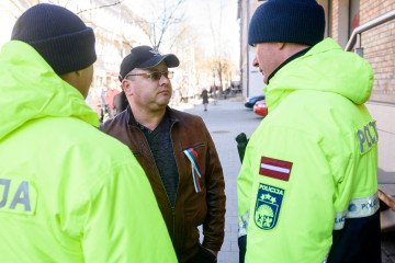 Latvian policemen talk with a man supporting Russia on the sidelines of a demonstration in solidarity with Ukraine on April 3, 2022 in Daugavpils. Illustrative image. (Photo: Gints Ivuskans/AFP via Getty Images)