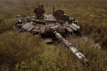 tanque ruso destruido Dolyna Kharkiv Ucrania guerra frente este combates ofensiva Rusia perdidas militares abril 2026