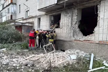 Rescue workers evacuate a resident from a residential building damaged by a Russian drone strike on Konotop, Sumy region, on June 11. (Source: KONOTOP TODAY) Rescue workers evacuate a resident from a residential building damaged by a Russian drone strike on Konotop, Sumy region, on June 11. (Source: KONOTOP TODAY)